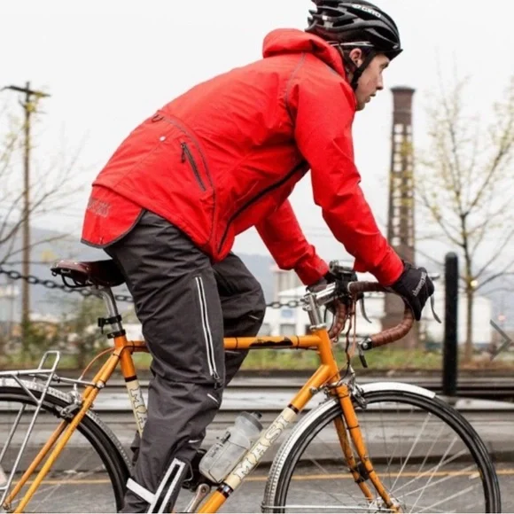 Showers Pass Men's Refuge Jacket Red Size M Outdoor Biking Mountaineering Hiking - Picture 1 of 16